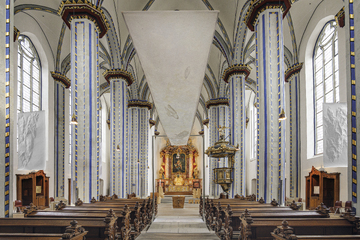 via crucis et lucis, 2025, begehbare Installation, 800 x 200 x 406 cm